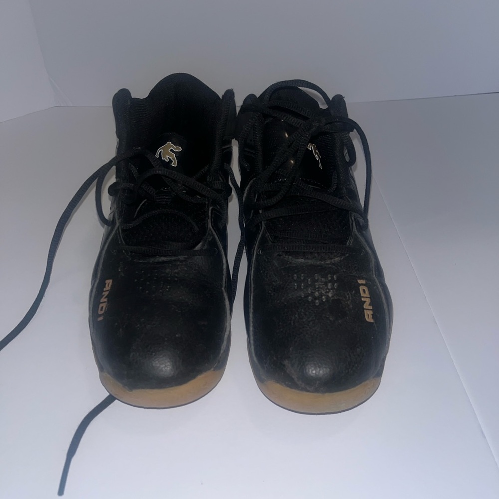 Basketball shoes